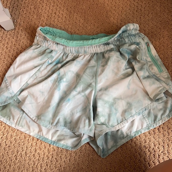 Tracker V Lululemon Shorts!!! Size 8! - Picture 1 of 9